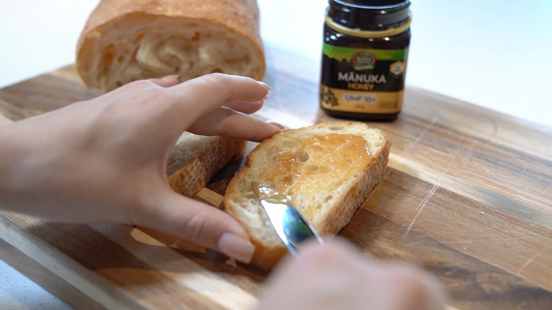manuka honey apply on bread