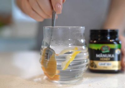 mixing manuka honey with lemon drink